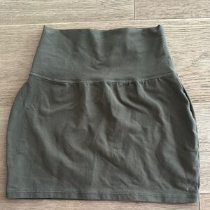Aritzia TNA hold it skirt